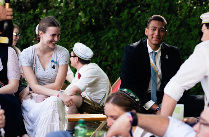 Gruppe von Farbstudenten und Damen bei einem Nachmittagstreffen.
